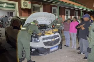 Iban en una camioneta que escondía el peso equivalente al de una persona más, aunque eran drogas