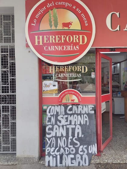 El segundo cartel que expuso la carnicería en las afueras de su local