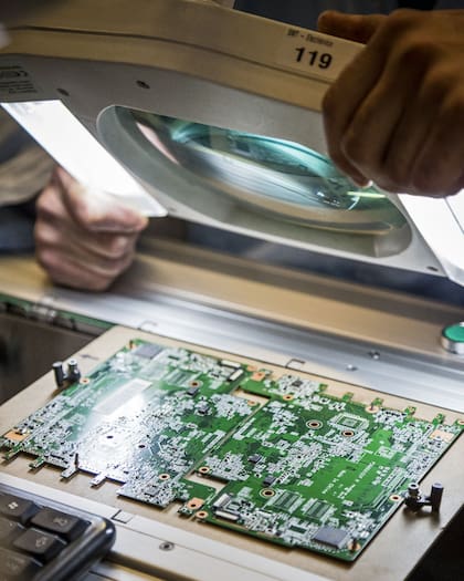 El segundo control se hace antes de que la placa ingrese en el horno para el soldado.