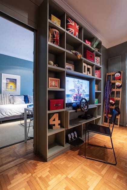 El segundo cuarto de sus hijos, con consola de juegos, volante y pedales que suman diversión.