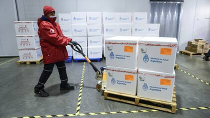 El segundo de los dos vuelos de Aerolíneas Argentinas que transportarán desde China las vacunas Sinopharm partió este domingo al mediodía desde el aeropuerto internacional de Ezeiza