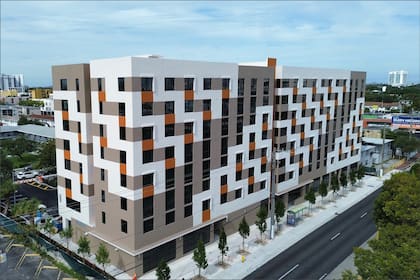 El segundo edificio de viviendas, erigido en 154 SW 17th Ave, Miami, FL 33135, tiene acceso inalámbrico a internet y cuenta con interiores modernos y espaciosos