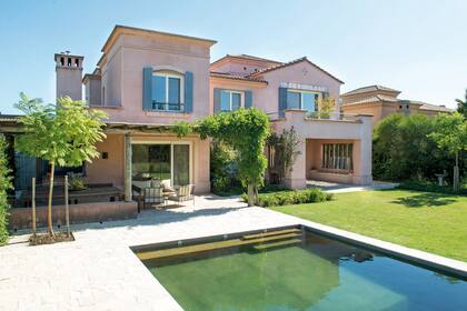 El segundo escalón de acceso a la pileta se alargó para poder usarlo como banco