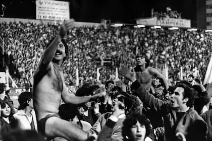 El segundo festejo: la vuelta olímpica de Ferro de Griguol campeón del Nacional 84; noche de gloria el 30 de mayo, tras vencer en la segunda final a River por 1 a 0, con gol de Adolfino Cañete; Carlos Arregui en el primer plano