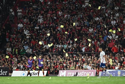 El segundo gol de San Lorenzo coincidió con el momento en que desde un parapente lanzaron panfletos alusivos al resultado del clásico rosarino