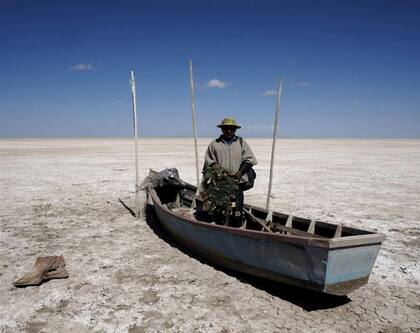 El segundo lago en tamaño de Bolivia, evaporado. El cambio climático sigue provocando consecuencias insospechadas en la Tierra. La imagen muestra la desaparición por evaporación del lago Poopó, que fue confirmada con imágenes del satélite Proba-V