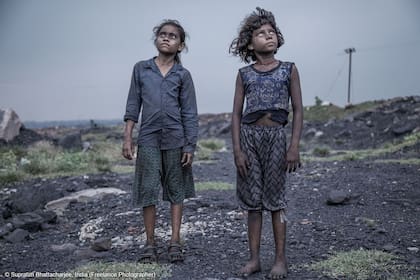 El segundo premio del concurso fue concedido a la fotografía "La maldición del carbón" del fotógrafo indio Supratim Bhattacharjee