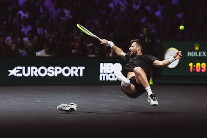 El segundo premio es para el fotógrafo francés Loic Wacziak, cuya dinámica imagen captura a Corentin Moutet en pleno salto, esforzándose por alcanzar un golpe y perdiendo una zapatilla en el proceso