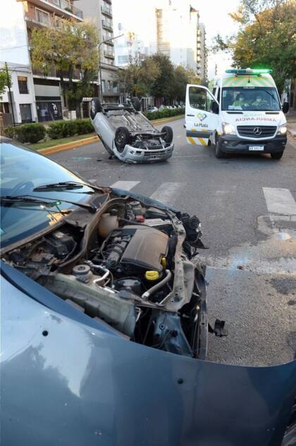 El segundo vehículo involucrado en el choque resultó con la trompa destrozada