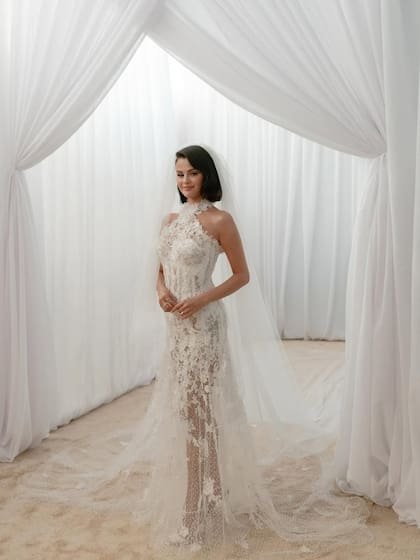 El segundo vestido también fue diseñado por Ralph Lauren: de encaje blanco transparente con bordados florales delicados sobre la tela (Foto: Instagram @selenagomez)