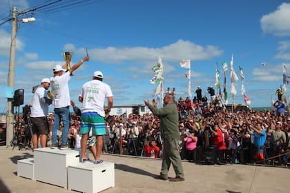 El segundo y tercer puesto fueron para Gustavo Barrionuevo y Alejandro Ciappina, con dos corvinas rubias de 3,41 y 2,9 kilogramos, respectivamente; los cuatro primeros se llevaron vehículos