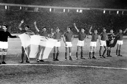 El seleccionado argentino de la UBA saluda antes del partido