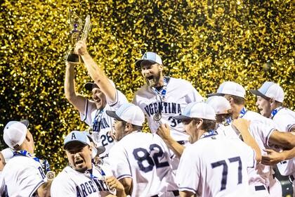 El seleccionado argentino levanta el trofeo del campeonato mundial conseguido en Praga, en junio de 2019.
