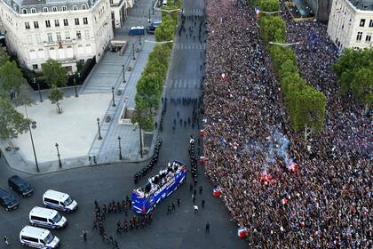 El seleccionado de Francia llega con la copa a su pais con miles de personas esperándolos