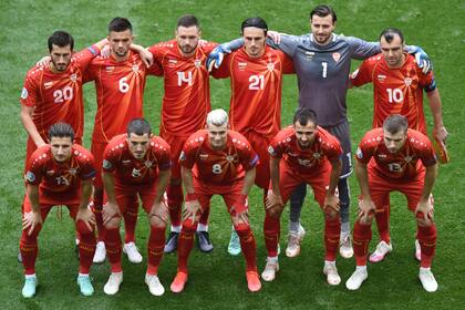 El seleccionado de Macedonia del Norte formado para la foto antes de jugar con Ucrania