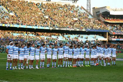 El seleccionado escucha el himno argentino antes del 24-18 de Sudáfrica, la novena caída seguida de los Pumas.
