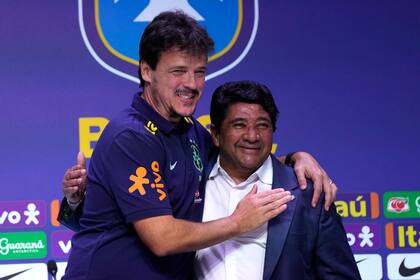 El seleccionador de Brasil, Fernando Diniz, junto al presidente de la Confederación de Fútbol de Brasil apartado del cargo, Ednaldo Rodrigues.
