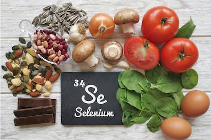 El selenio, disponible en varios alimentos que crecen en la tierra y en suplementos, aporta múltiples beneficios para la salud