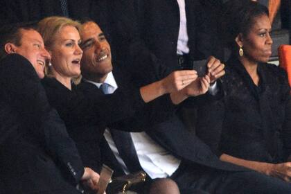 El selfie de Obama, Cameron y la primera ministra danesa en el funeral de Mandela