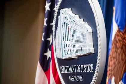  El sello del Departamento de Justicia de Estados Unidos se ve en el escenario del Departamento de Justicia de Estados Unidos en Washington, DC, el 5 de diciembre de 2019.
