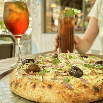 El sello del lugar es la "pizza argenta al molde de masa madre"