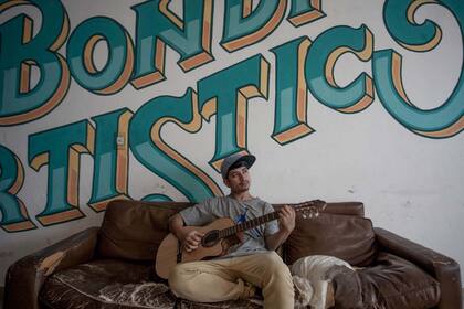 El sello discográfico se llama Suena Eh!; la agencia, el Prójimo.