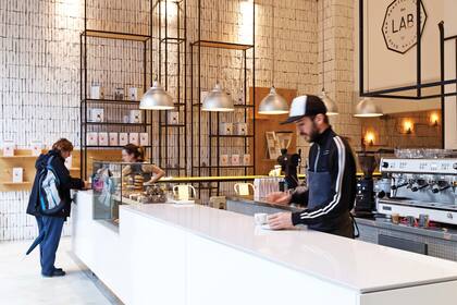 El sello personal del primer local, la pared de ladrillos colocados de perfil, se tiñó de blanco.