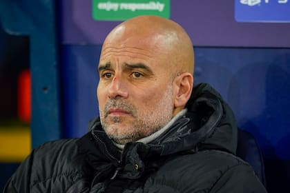 El semblante de preocupación del técnico del Manchester City, Pep Guardiola, durante el partido con Feyenoord