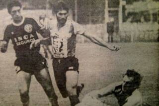 El club de fútbol que llevó la cara de Carlos Menem en la camiseta