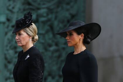 El semblante triste de Meghan Markle en el funeral de la reina Isabel II. (Photo by ISABEL INFANTES / POOL / AFP)