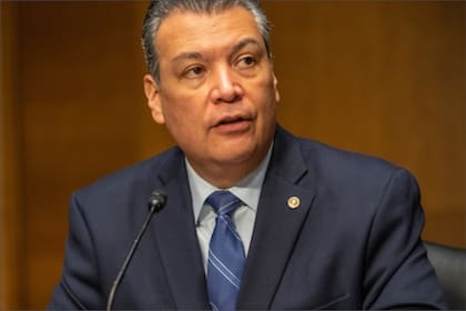 El senador Alex Padilla cuestionó al presidente Trump por no avisar al Congreso sobre la acción militar para capturar a Nicolás Maduro