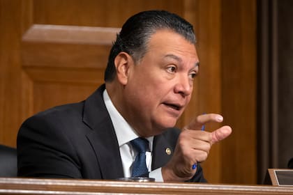El senador Alex Padilla de California ofreció una respuesta en español
