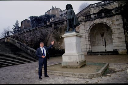 El senador Aymeri de Montesquiou, frente a la estatua de D'Artagnan: los legisladores están dispuestos a luchar para hacer de Castelmore un destino cultural