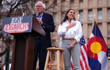 El senador Bernie Sanders en un discurso acompañado de la legisladora Alexandria Ocasio-Cortez