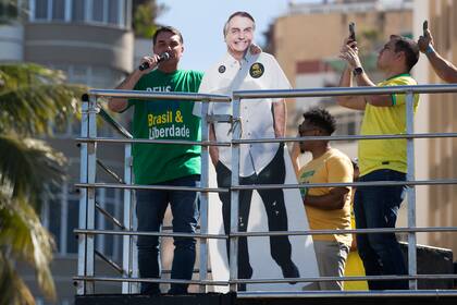 El senador brasileño Flavio Bolsonaro habla en la playa de Copacabana (AP Foto/Bruna Prado)