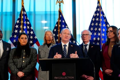 El senador Chris Coons, del Partido Demócrata, ofrece una conferencia de prensa con la delegación estadounidense, formada por senadores y miembros de la Cámara de Representantes, en Copenhague, Dinamarca, el 17 de enero de 2026. (Ida Marie Odgaard/Ritzau Scanpix vía AP)