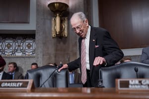 Un senador de 92 años quedó como último garante del poder en Washington tras el atentado contra Trump
