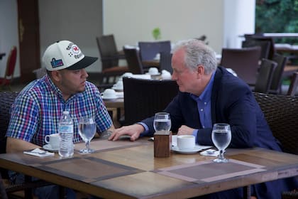 El senador de Maryland, Chris Van Hollen, derecha, habla con Kilmar Ábrego García, ciudadano salvadoreño que vivía en Maryland y fue deportado a El Salvador por el gobierno del presidente Donald Trump, en el restaurante de un hotel de San Salvador, El Salvador, el jueves 17 de abril de 2025. (Oficina de Prensa del senador Van Hollen, vía AP)