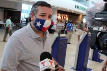 El senador de Texas Ted Cruz, con un barbijo con la bandera texana