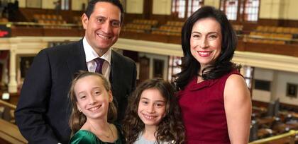 El senador está casado con la abogada Elizabeth Provencio, con quien tiene dos hijas, Francesca y Camilla