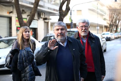 El senador José Mayans junto a Juliana Di Tullio llegan a la reunión en la sede del PJ de la calle Matheu