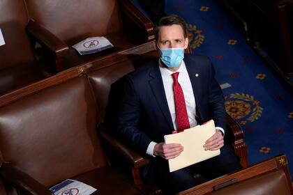 El senador Josh Hawley se encuentra en la Cámara durante una nueva convocatoria de una sesión conjunta del Congreso el 6 de enero de 2021 en Washington, DC