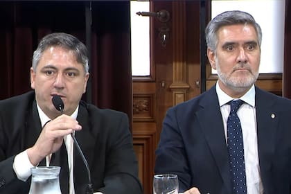 El senador libertario Francisco Paoltroni y Fernando Brun, secretario de Relaciones Económicas Internacionales de la Cancillería