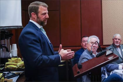 El senador Markwayne Mullin, nuevo secretario del DHS, adelantó que recortar fondos a las ciudades santuario sería su "último recurso"