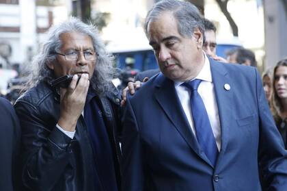 El senador Martínez al llegar al velatorio