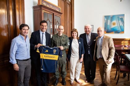 El senador Maximiliano Abad le regaló a Gallo una camiseta de Boca