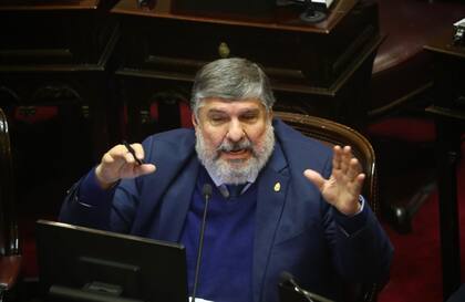 El senador Mayans durante el debate del proyecto de movilidad jubilatoria en el Senado de la Nación