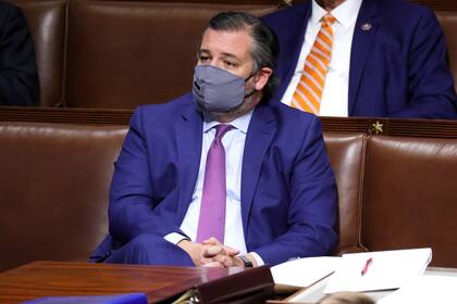 El senador por Texas, el republicano Ted Cruz, se encuentra en la Cámara durante una nueva reunión de una sesión conjunta del Congreso el 6 de enero de 2021 en Washington, DC