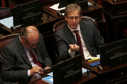 El senador radical Eduardo Vischi, a la derecha, aludido por Mayans