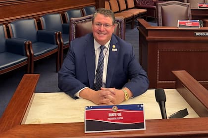 El senador Randy Fine considera que los estudiantes indocumentados tienen una ventaja económica injusta frente a los residentes de otros estados